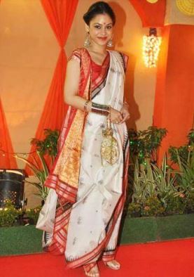 Wear-Saree-in-Bengali-Style-1